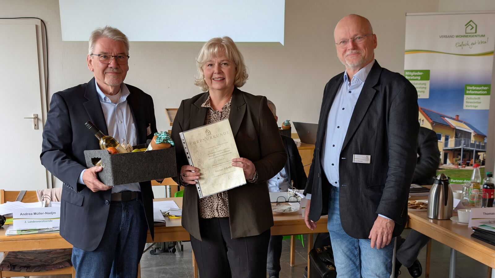 Michael Schreiber wird für seine Verdienste durch den neuen Vorstand geehrt.