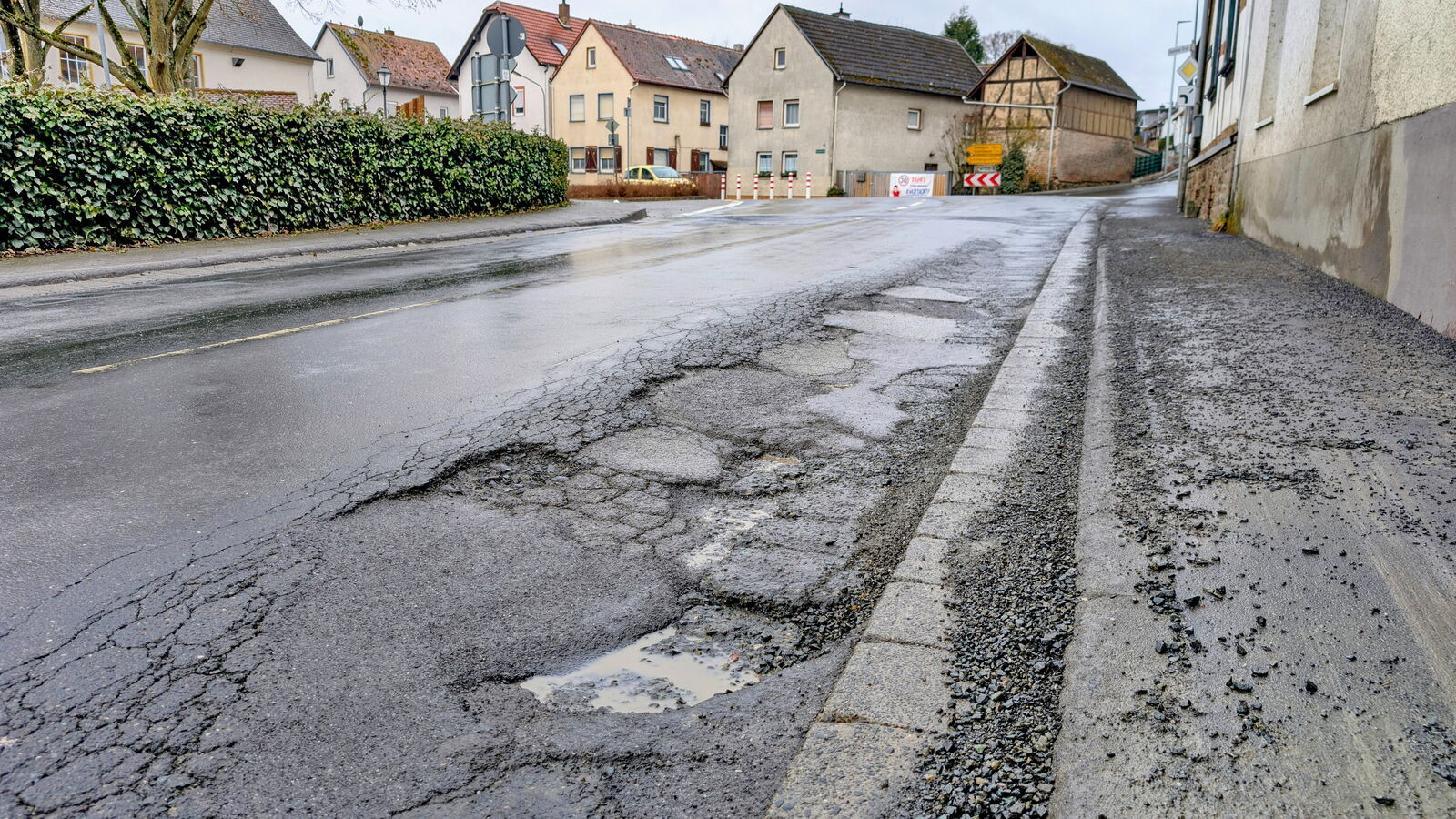 Die hessischen Kommunen leiden unter der Last kaputter Straßen.