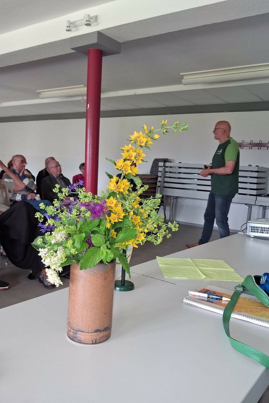 Martin Breidbach beim Vortrag in Habichtswald