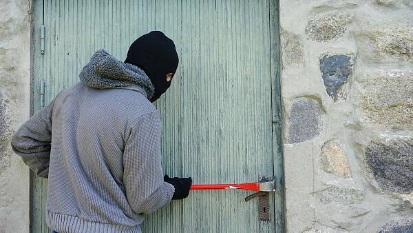Themenbild: Hauseinbruch kann teuer werden. Themenbild: Hauseinbruch kann teuer werden.