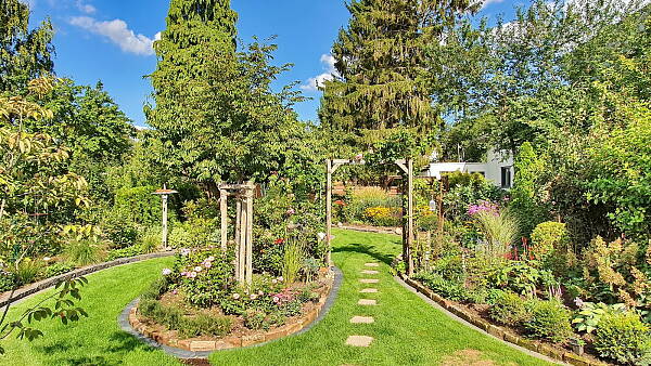 Themenbild: Blick in einen Garten Themenbild: Blick in einen Garten