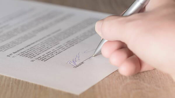 Themenbild: Unterschrift Mietvertrag