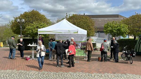 Themenbild: Infostand des VWE Lohfelden mit Pflanzentauschbörse