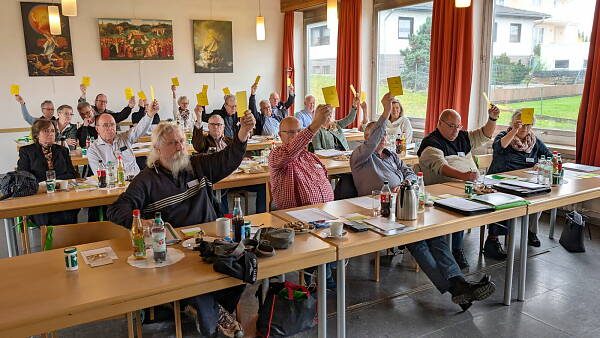 Themenbild: Die Delegierten des Landesverbandstages bei der Abstimmung.