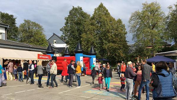 Themenbild: Appeltatenfest mit Hüpfburg und Kindern Themenbild: Appeltatenfest mit Hüpfburg und Kindern