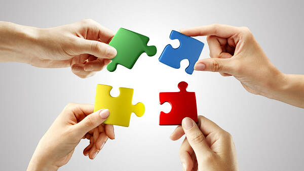Themenbild: vier Puzzleteile weren mit Händen zusammengeführt