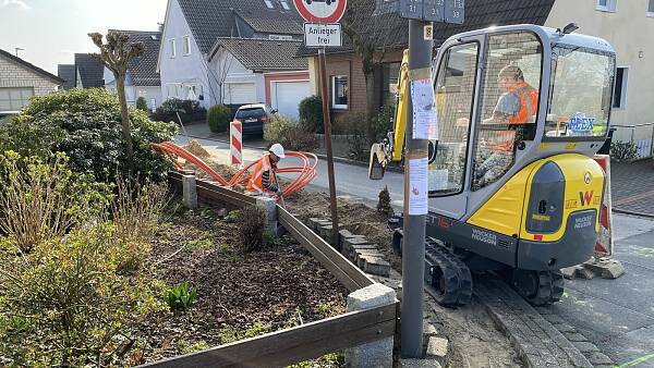 Themenbild: Bagger Tiefbau Glasfaser Hetterscheidt