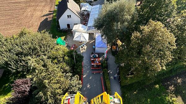 Themenbild: Straßenfest von oben Themenbild: Straßenfest von oben