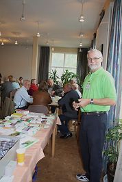 Kreisgruppenvorsitzender, Wolfgang Gasser am Informationsstand auf dem Weinfest und Bauernmarkt in Lachendorf