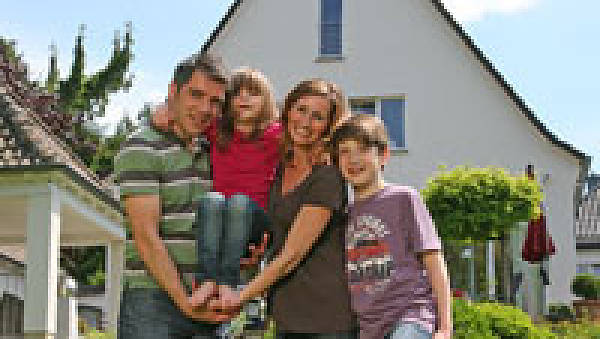 Themenbild: Familie im Garten