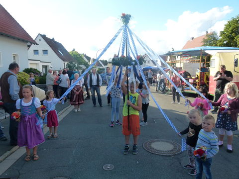 Bänderbaum der Siedlerkinder 2017