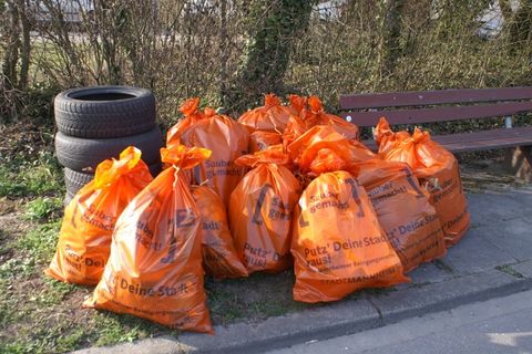 Insgesamt 16 Säcke sammelten die Siedler aus den Straßenrändern