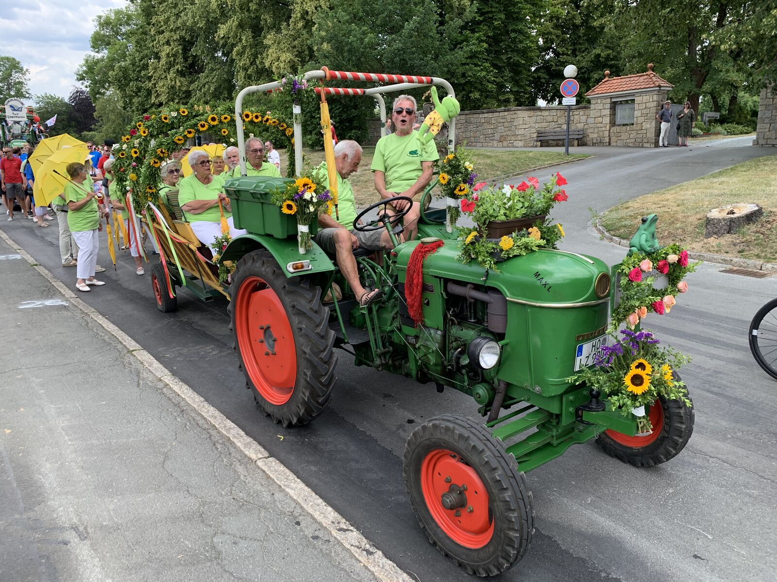 Wiesenfestumzug mit Traktorgespann