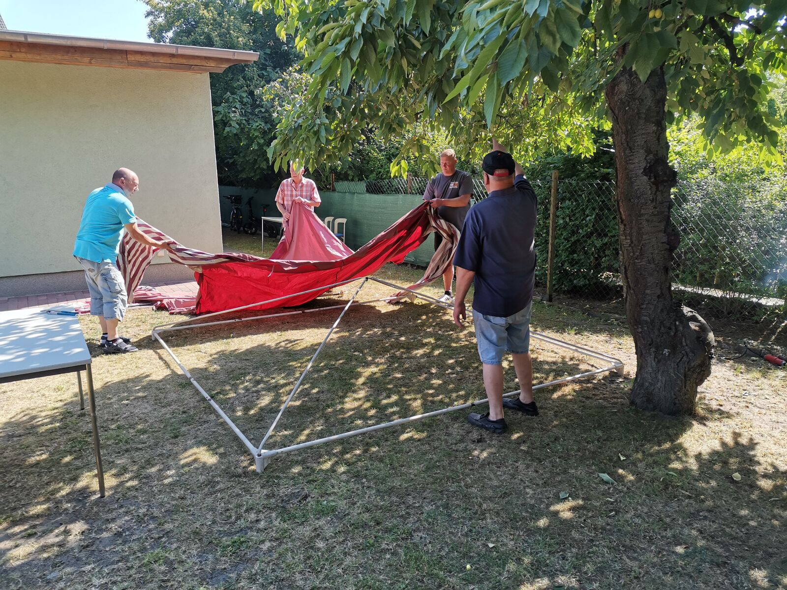Fleißige Helfer beim Aufbau