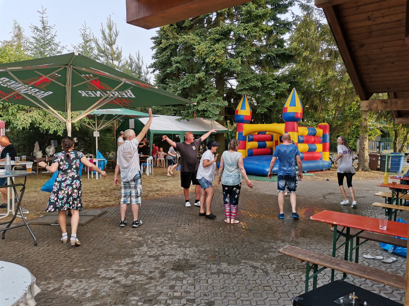 feucht, fröhlicher Abschluss
