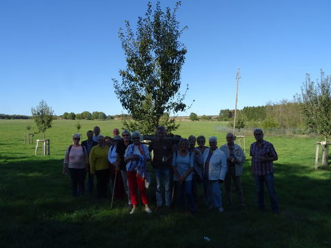 Gruppenfoto unterm Patenbaum