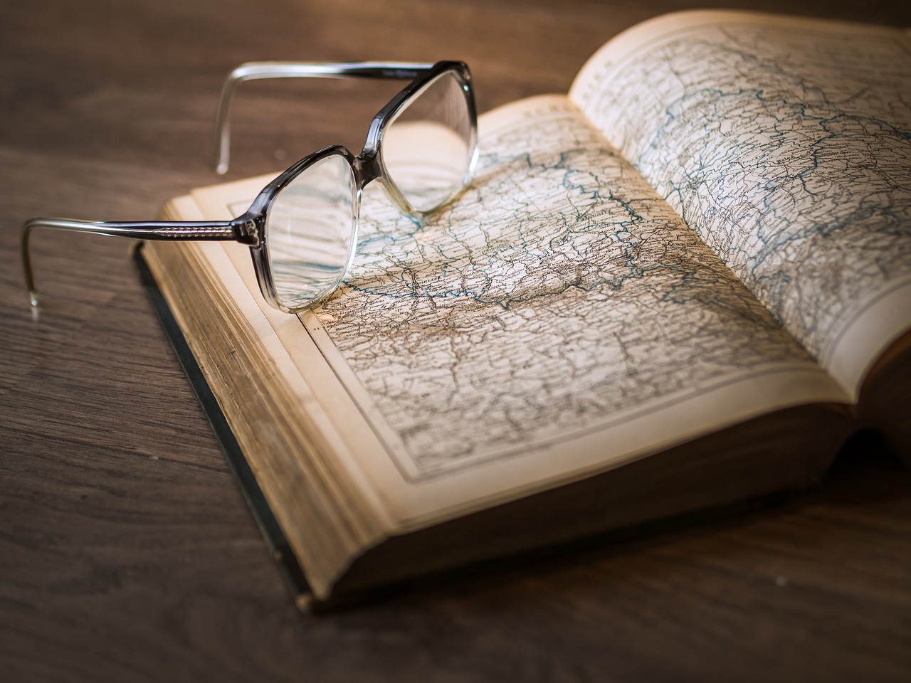 Brille mit Atlas