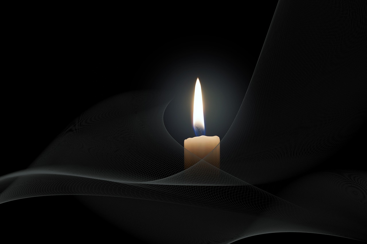 Todesnachricht_brennendeKerze