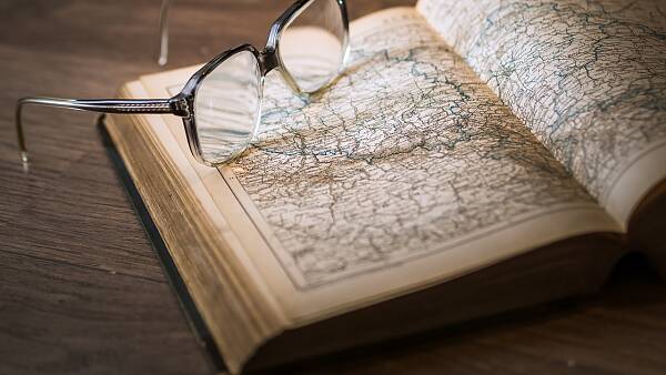 Themenbild: Brille mit Atlas Themenbild: Brille mit Atlas