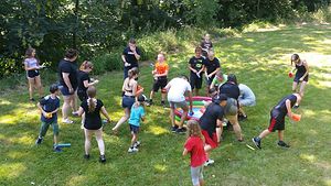 Themenbild: Spielende Kinder auf einer Wiese.