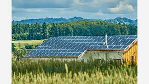 Haus mit Solardach in Landschaft