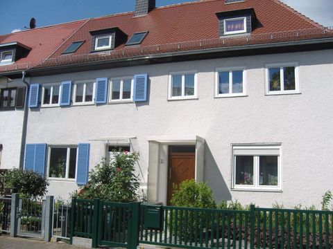 Restaurierte Gebäude (li. Original mit blauen Fensterläden)