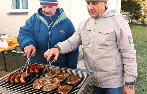 Auch Glühwein und Bratwurst fanden ihre Abnehmer