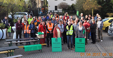 Frühjahrsputz 2017 -pünktlich 8 Uhr waren bereits 50 Siedler erschienen.