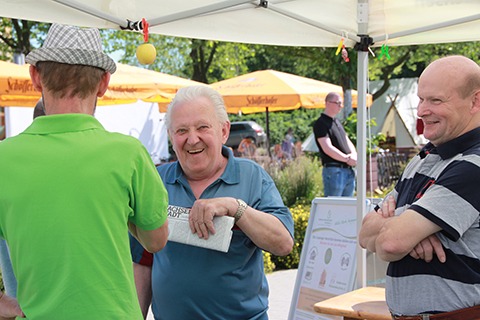 Gespräch mit interessierten Besuchern.