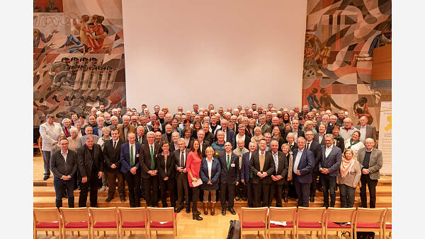 Themenbild: 100 Jahre Gruppenbild