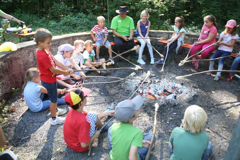 Beim Stockbrot backen