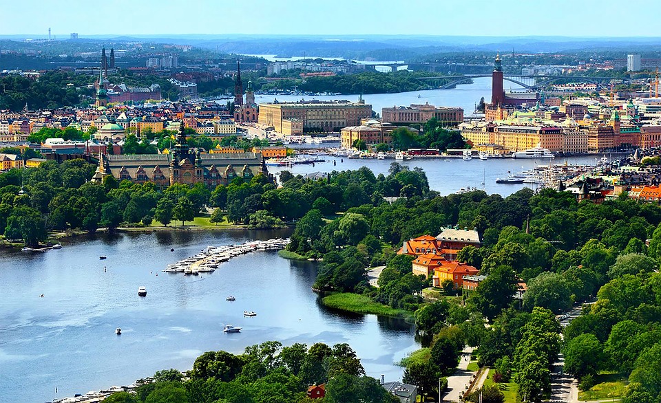 Luftbild der Stadt Stockholm mit Wasser, Grün und Häusern