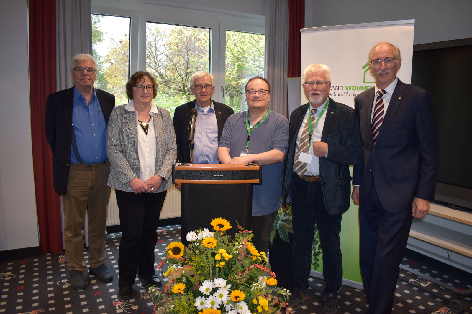 Gruppe freundlich lächelnder Vorstandmitglieder
