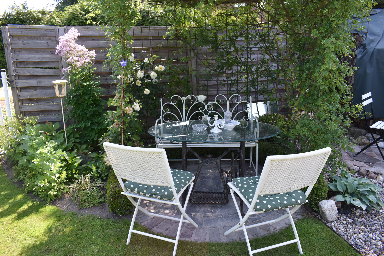 Gartentisch mit Stühlen im Grünen