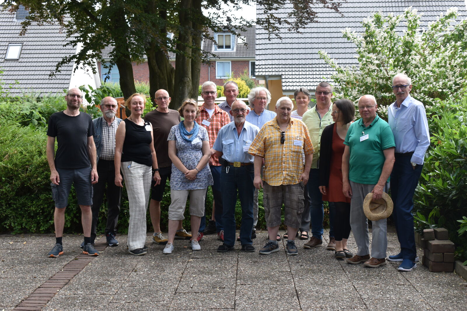 Gruppe freundlich lächelnder Gartenberater mit dem Landesvorsitzenden von SH