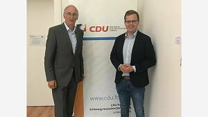 zwei Herren vor einem CDU-Rollup