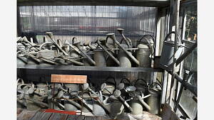 Sammlung von Zinkgießkannen mehrerer Generationen