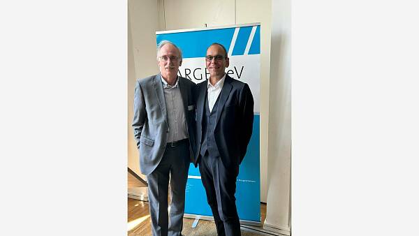 Themenbild: Bernd Heuer (li.) und Prof. Dipl.-Ing. Architekt Dietmar Walberg im Gespräch. Themenbild: Bernd Heuer (li.) und Prof. Dipl.-Ing. Architekt Dietmar Walberg im Gespräch.