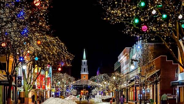 Themenbild: weihnachtlich erleuchtete Stadt mit Kirche im Hintergrund Themenbild: weihnachtlich erleuchtete Stadt mit Kirche im Hintergrund