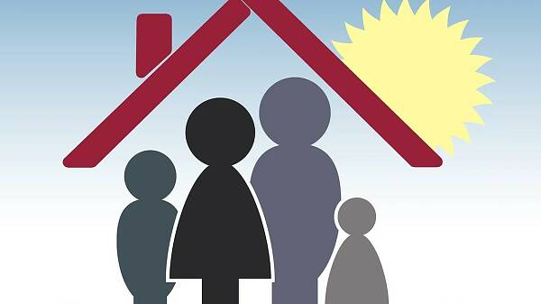 Themenbild: Symbol einer Familie unter einem Dach, über dem die Sonne scheint