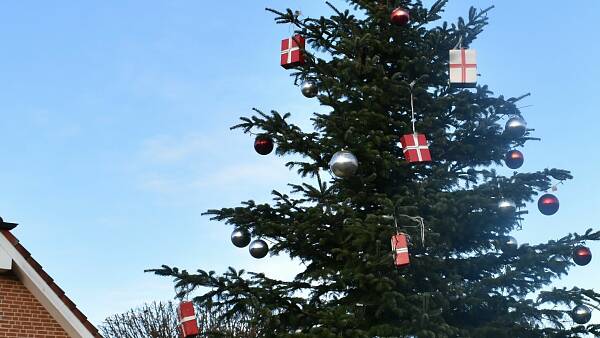 Themenbild: Tannenbaum mit Kugel-u. Päckchenschmuck im Freien