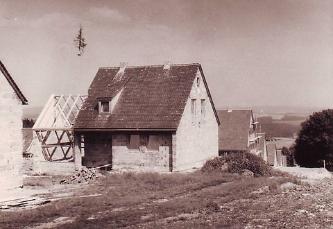 altes Siedlungshaus - Foto schwarz/weiß