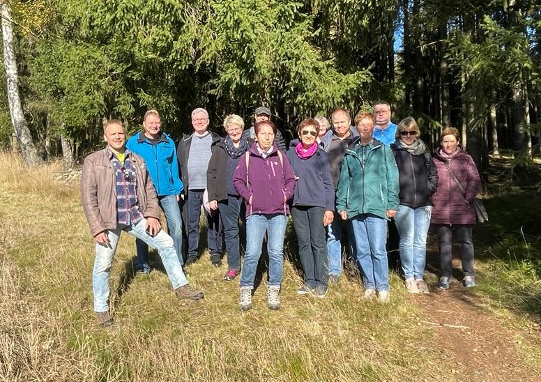 Gruppenbild Wanderer vor Waldrand