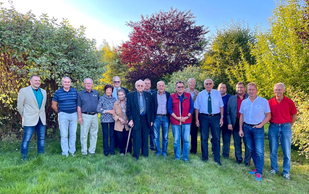 Gruppenbild aller Geehrten Mitglieder mit Vorstand Eimert und Landespräsidenten Limmer