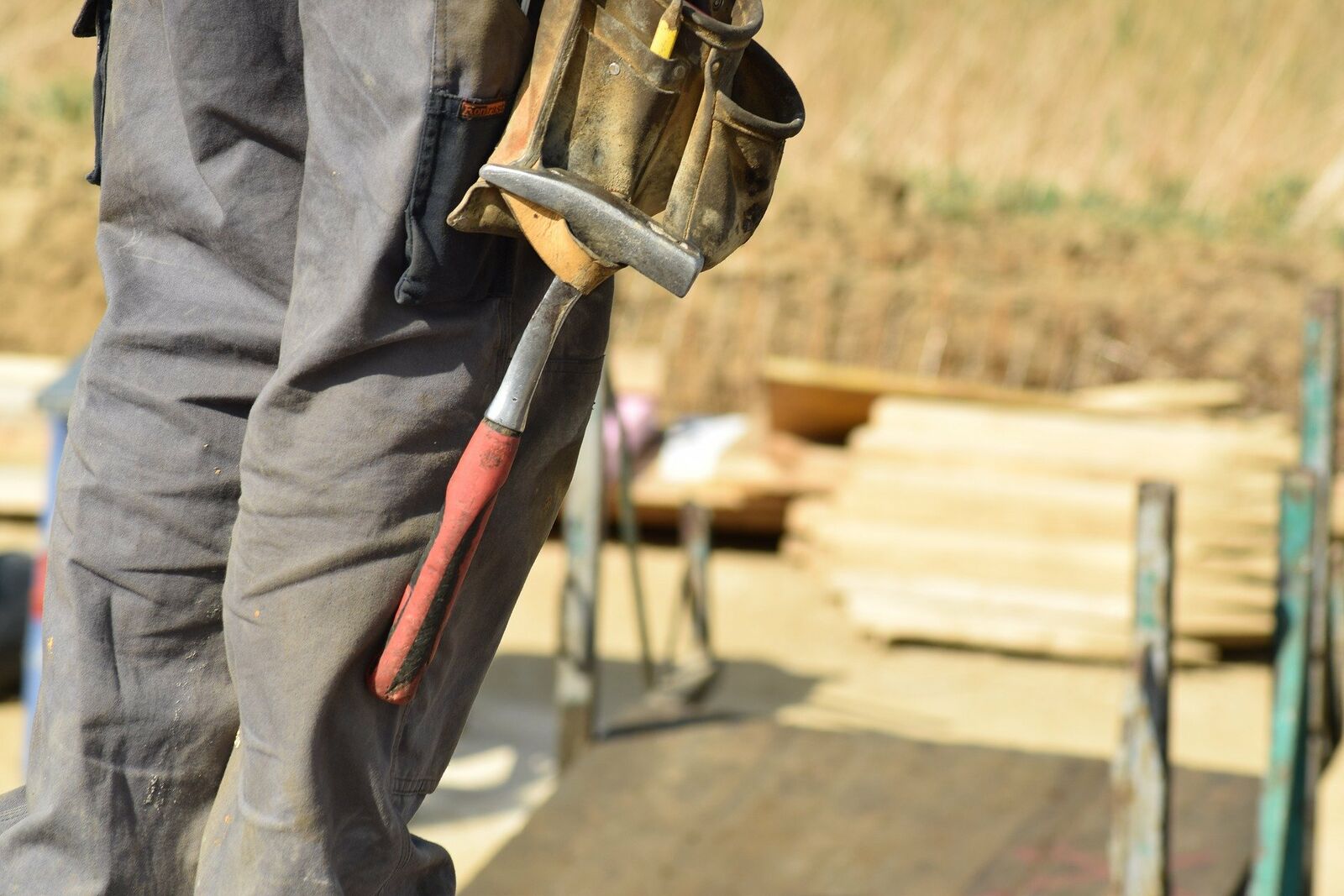 Handwerker mit Hammer