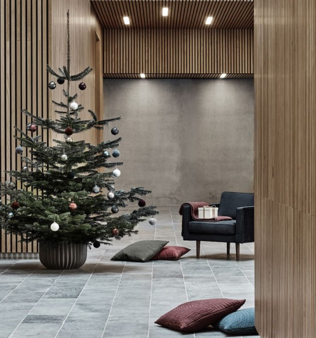 geschmückter Weihnachtsbaum im Wohnzimmer
