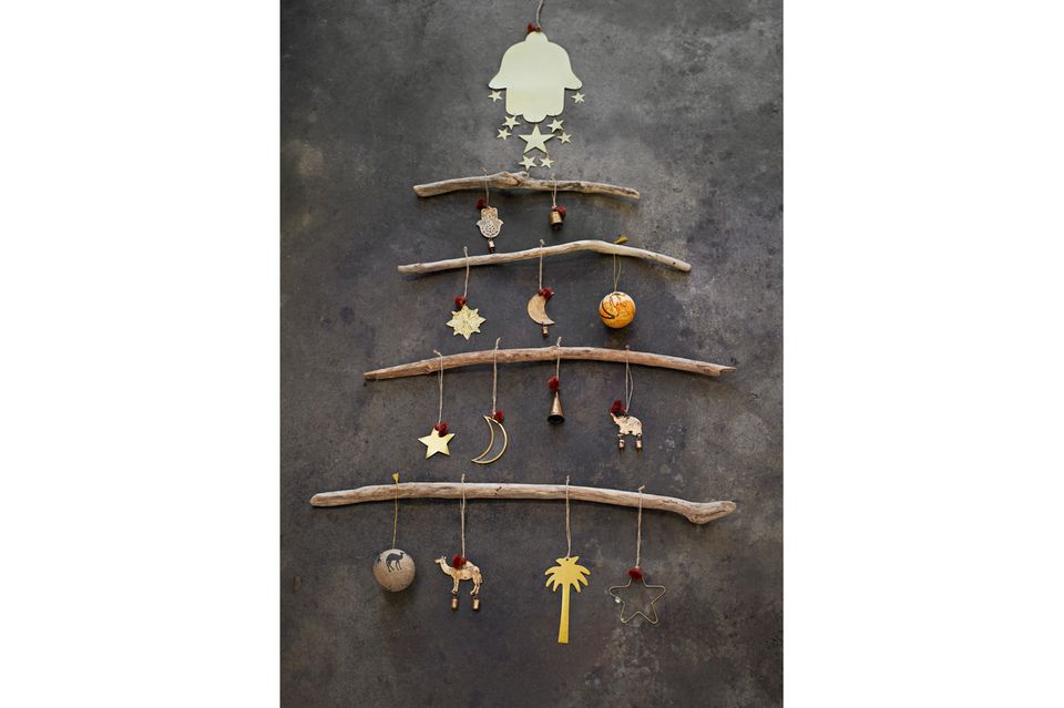 minimalistischer Weihnachtsbaum aus Holzstangen