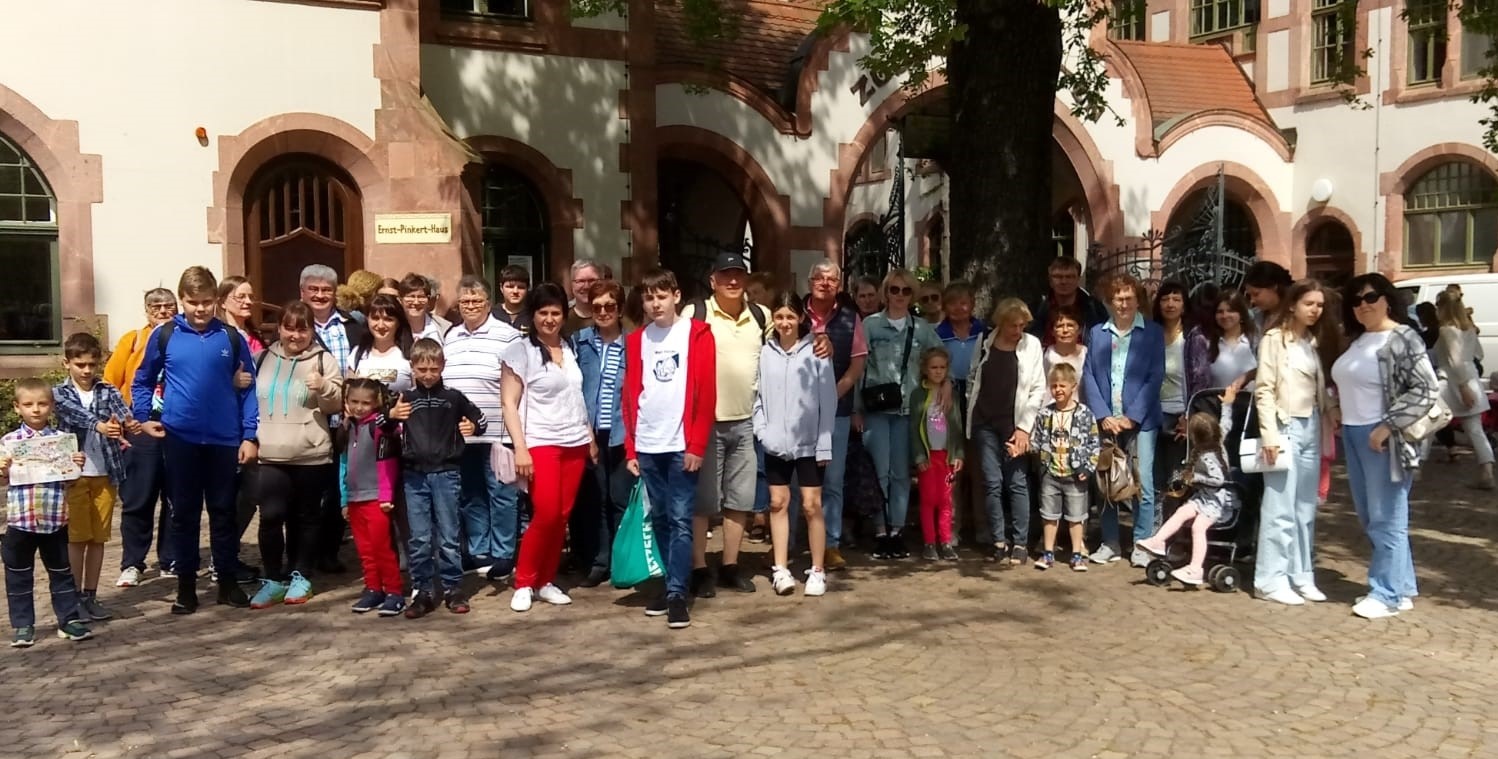 Gruppe vor Eingang Zoo Leipzig