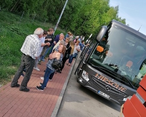 Personen zur Kaffeepause neben dem Bus