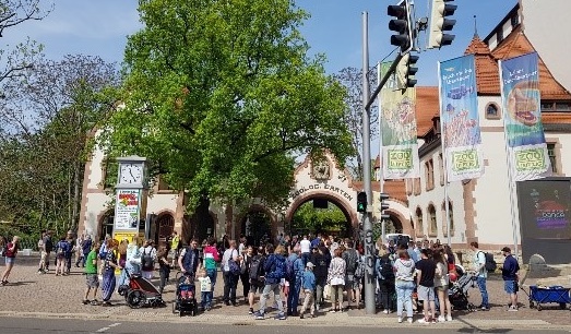 Eingang zum Zoo mit Menschenmenge